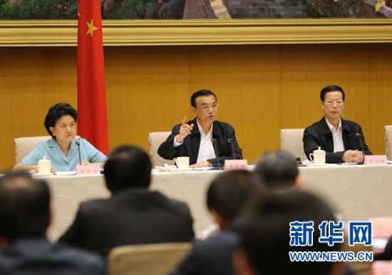 　5月13日，國務(wù)院召開全國電視電話會議，動員部署國務(wù)院機(jī)構(gòu)職能轉(zhuǎn)變工作。中共中央政治局常委、國務(wù)院總理李克強(qiáng)發(fā)表講話。 新華社記者劉衛(wèi)兵 攝