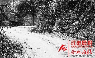 2月21日，媽媽帶著小雪離開了村子。 晨報(bào)記者 高博 攝