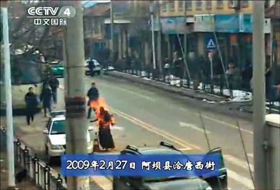 2009年2月27日，一名僧侶在阿壩縣洽唐西街自焚。本版圖片/央視截圖