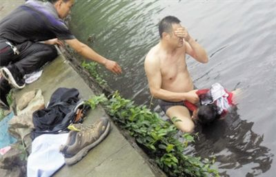 網(wǎng)友貼出民警張光聰一出河水就睜不開眼，用手抹去臉上臟水的照片。