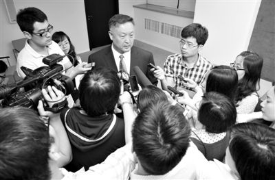 6月5日，商務部新聞辦公室召開“中歐光伏產(chǎn)品貿(mào)易摩擦”專題發(fā)布會。發(fā)布會結束后，中國機電產(chǎn)品進出口商會會長張鈺晶接受記者采訪。新京報記者
