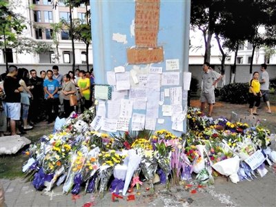 　昨日，廈門市民在BRT的橋墩下放上鮮花悼念逝者。新京報記者 郭鐵流 攝