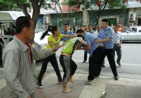 　圖為5月31日，延安城管隊員暴力執(zhí)法場面。