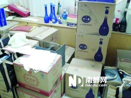 　　江蘇靖江市工商局餐廳倉庫里被爆堆滿了高檔酒。