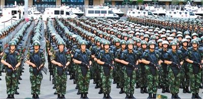 6月29日，新疆武警部隊(duì)反恐維穩(wěn)誓師大會(huì)在烏魯木齊市人民廣場(chǎng)舉行。據(jù)《新疆日?qǐng)?bào)》