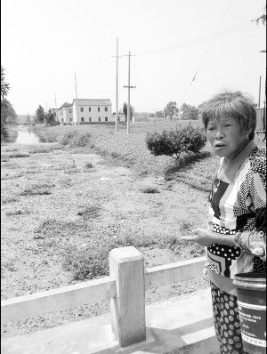 河里長(zhǎng)滿浮萍漂著垃圾，村民有時(shí)不得已用河水應(yīng)急