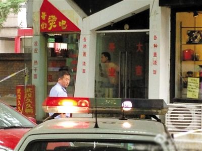 闖入面館的持刀男子與趕來(lái)的民警隔著玻璃門(mén)對(duì)峙，后店內(nèi)一名女童被其劫持。網(wǎng)友供圖