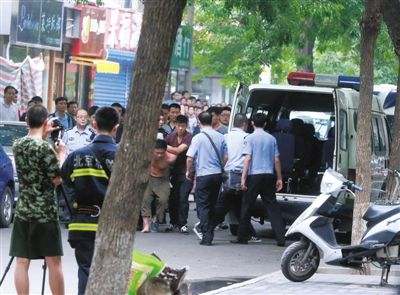 女童安全獲救后，嫌疑人被制服并由民警押出餐館。新華社發(fā)