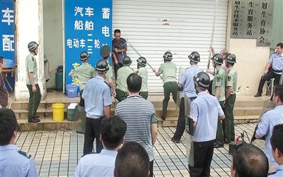 昨日，警方趕到現(xiàn)場(chǎng)制服嫌疑人何某。