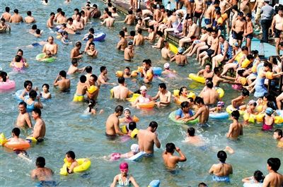 昨日，濟(jì)南市最高氣溫超過(guò)37℃，位于市區(qū)黑虎泉畔的泉水浴場(chǎng)免費(fèi)開(kāi)放。
