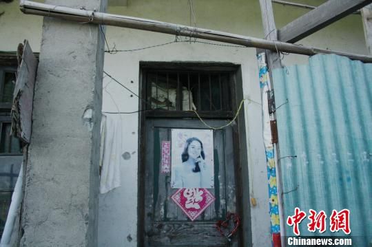 圖為嫌犯租住的民房，當(dāng)天受害人即攀在門上的窗口對(duì)外呼救。 吳佳蔚 攝