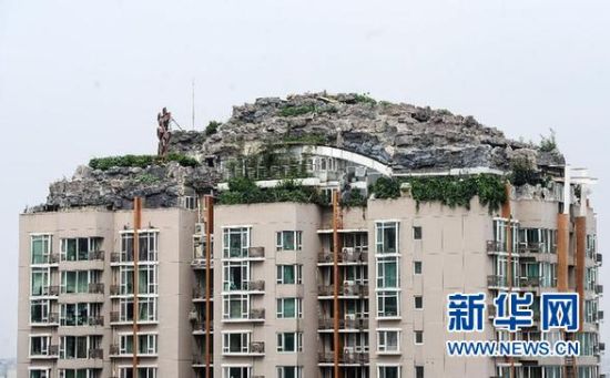 位于北京市海淀區(qū)白石橋路45號人濟山莊小區(qū)B棟樓頂?shù)募偕絼e墅（8月12日攝）。