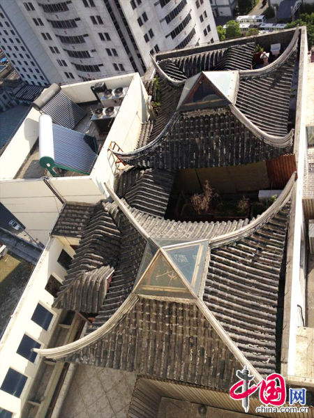 2013年8月14日，江蘇蘇州蘇州市三香大廈高樓18層樓頂東側(cè)陽(yáng)臺(tái)上的“蘇州園林”式別墅，兩座涼亭和兩道回廊，飛檐翹角，一派蘇州園林的氣勢(shì)。中國(guó)網(wǎng)圖片庫(kù)李俊鋒攝影