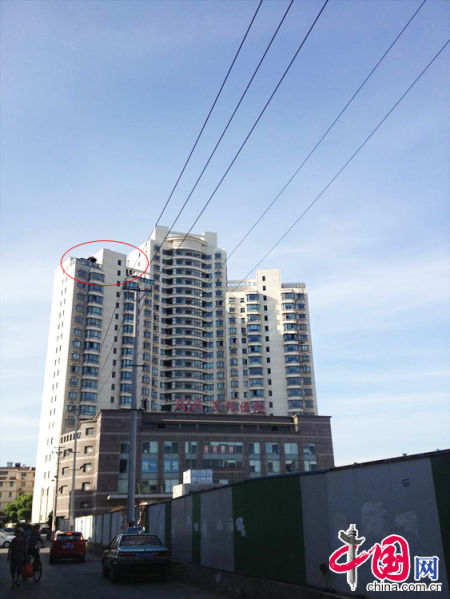 2013年8月14日，江蘇蘇州蘇州市三香大廈高樓18層樓頂東側(cè)陽(yáng)臺(tái)上的“蘇州園林”式別墅，兩座涼亭和兩道回廊，飛檐翹角，一派蘇州園林的氣勢(shì)。中國(guó)網(wǎng)圖片庫(kù)李俊鋒攝影
