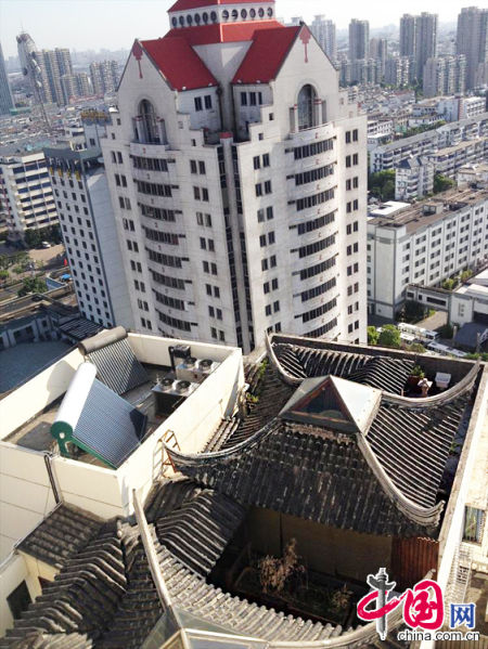 2013年8月14日，江蘇蘇州蘇州市三香大廈高樓18層樓頂東側(cè)陽(yáng)臺(tái)上的“蘇州園林”式別墅，兩座涼亭和兩道回廊，飛檐翹角，一派蘇州園林的氣勢(shì)。中國(guó)網(wǎng)圖片庫(kù)李俊鋒攝影