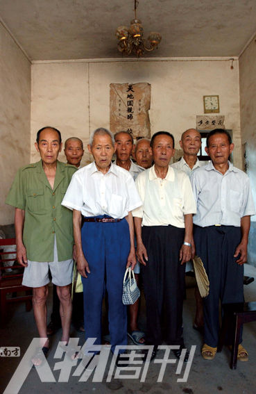 2003年5月，湖南攸縣農(nóng)村的8位志愿軍老兵。10年后回訪(fǎng)時(shí)，其中6人已悄然逝去