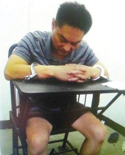 韓磊被控制時接受警方訊問。本組圖片為視頻截圖