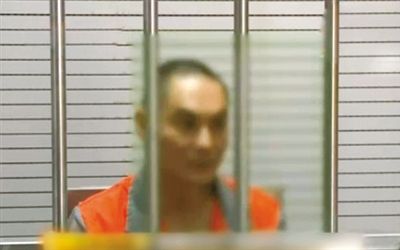 涉嫌窩藏罪的李明在接受訊問。