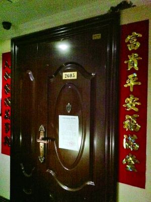 拆除公告昨天仍貼在2605號(hào)大門上。