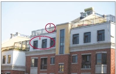 中海城香克林小區(qū),楊智家的樓頂上加蓋了兩層違建。其中北側(cè)露臺(tái)建成了一層灰白色的房屋(①)。在該違建頂部的東側(cè),又加蓋了一層面積較小的房屋(②)。新京報(bào)記者 韓萌 攝