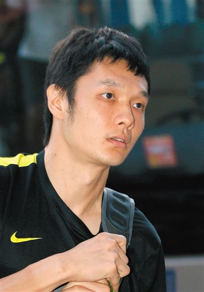 楊智 足球守門員,現(xiàn)效力于北京國(guó)安隊(duì),為國(guó)家隊(duì)守門員。