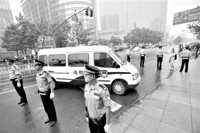 　　昨日早上,押解李某某的車隊開進法院。當日,李某某等5人涉嫌強奸案在海淀法院不公開審理。本版攝影/新京報記者 王貴彬