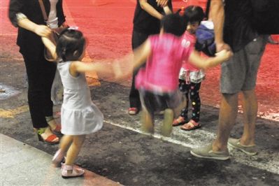 2012年8月1日晚，北京兒童醫(yī)院，三個來自廊坊的小女孩在玩耍，她們都被幼兒園老板性侵害。本版攝影/新京報記者 尹亞飛