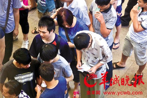 挎腰包的“黃?！狈职l(fā)一輪“任務(wù)”后，自己也開始整理“炒號”簽條