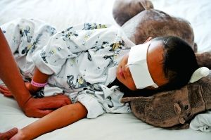 9月2日，小斌斌在病床上休息。山西省眼科醫(yī)院院長(zhǎng)賈亞丁介紹，醫(yī)院安排心理專家對(duì)患兒及家屬進(jìn)行心理治療。
