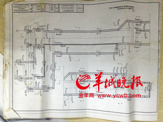 舉報人洪先生稱，里面標(biāo)注“100”（圖紙默認單位為毫米）的地方，均按照13厘米的鋼筋間距施工