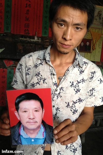 程興貴的兒子程正鵬拿著父親的遺照。程興貴自殺后，政府補償程家6000多塊錢，并終于認定了程興貴的代課教齡。 (南方周末記者雷磊/圖)