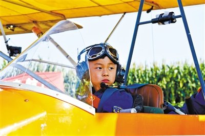 8月31日，5歲半“裸跑弟”從河北固安駕駛飛機(jī)飛越北京野生動物園。圖/CFP
