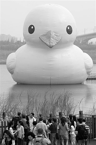 前日，大黃鴨首秀時(shí)，皮膚發(fā)皺、嘴巴尖尖朝下嘟，顯得頗為“委屈”。