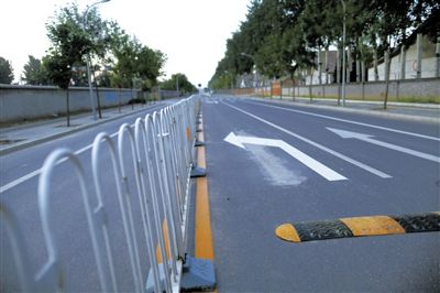 樓梓莊路東，飚車的路已經(jīng)安裝了隔離護欄和減速帶。新京報記者