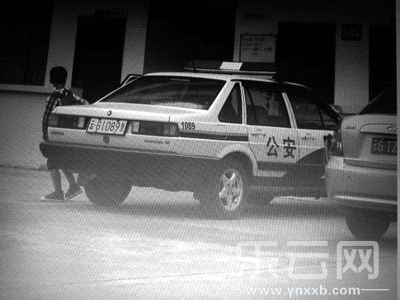 被指接送小孩上學(xué)的警車。