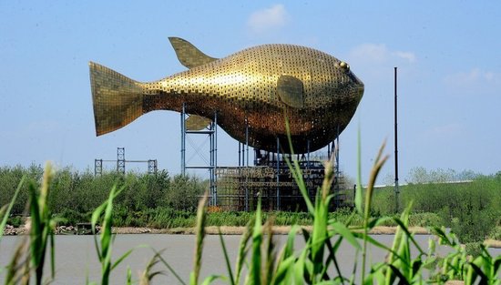 昨天，揚中市西沙島，正在施工的河豚塔金光閃閃