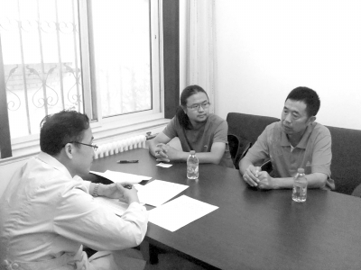 9月13日下午，雷闖(中)與父親在國家衛(wèi)計委遞交建議信，與衛(wèi)計委工作人員交流?！±钻J供圖