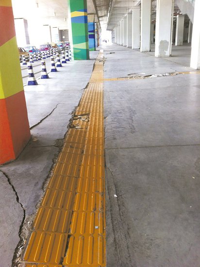 在溫嶺火車站架空層，由于沉降產(chǎn)生的裂縫到處可見。