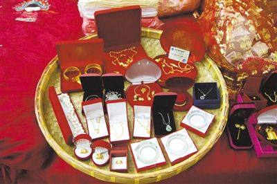 10月1日，王小姐在廣東汕頭舉行婚禮，她的彩禮包括3個玉鐲、多個金戒指及一張銀行卡。新京報記者 吳振鵬 攝