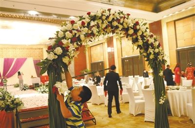 10月5日，北京萬達索菲特酒店，婚宴剛剛結(jié)束。新人介紹，一場婚宴花掉父母20萬元。新京報記者 尹亞飛 攝