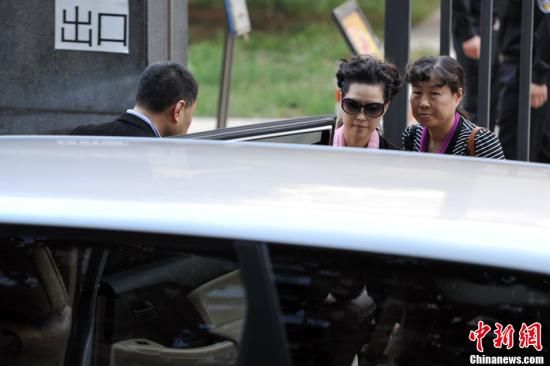 圖為宣判結(jié)束后夢鴿面無表情走出海淀法院，乘車離開。