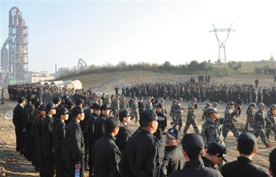 10月12日，貴陽，觀山湖區(qū)控拆違指揮部組織2500余人到金華鎮(zhèn)上鋪村空山壩，對54棟違法建筑進(jìn)行