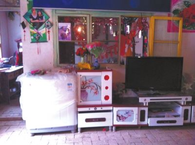 麻永東屋里的家具電器仍是嶄新的。