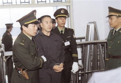 2000年9月30日，河南商丘，胡萬林被法警押上法庭。