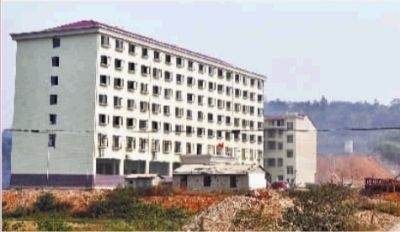  10月23日，長沙市岳麓區(qū)蓮花鎮(zhèn)云蓋村村委會的辦公大樓。  實習記者 李健 攝