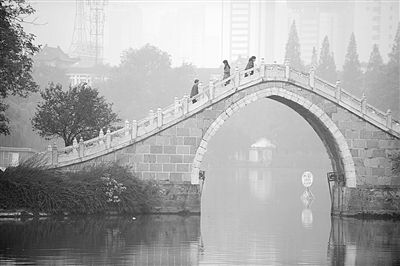 10月28日，市民走在合肥市霧霾籠罩的公園里。新華社發(fā)