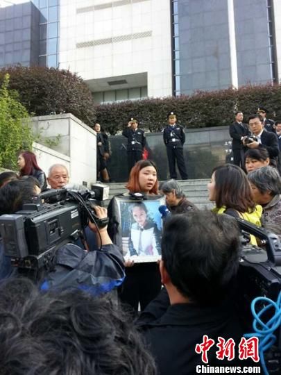 法院外，死者祁某的家人正在接受媒體采訪。 田雯 攝