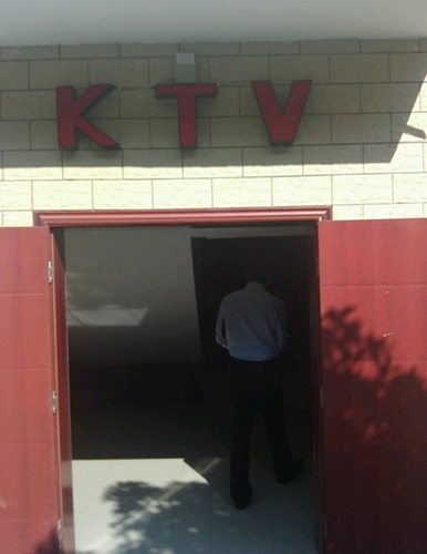 陜西留壩縣委黨校內(nèi)KTV。網(wǎng)友微博截圖