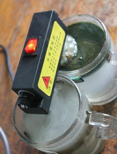試驗(yàn)后的水對(duì)比，工程供水變成了墨綠色