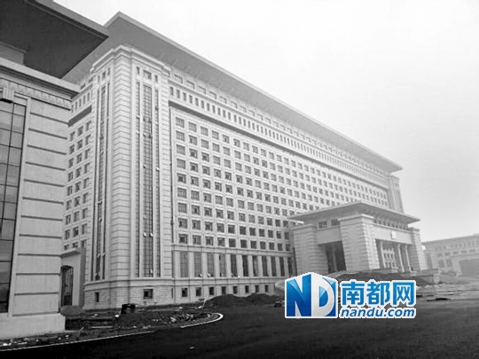 圖片顯示，湖南攸縣新建的發(fā)展中心樓群氣派，廣場龐大。 圖片來源：天涯論壇